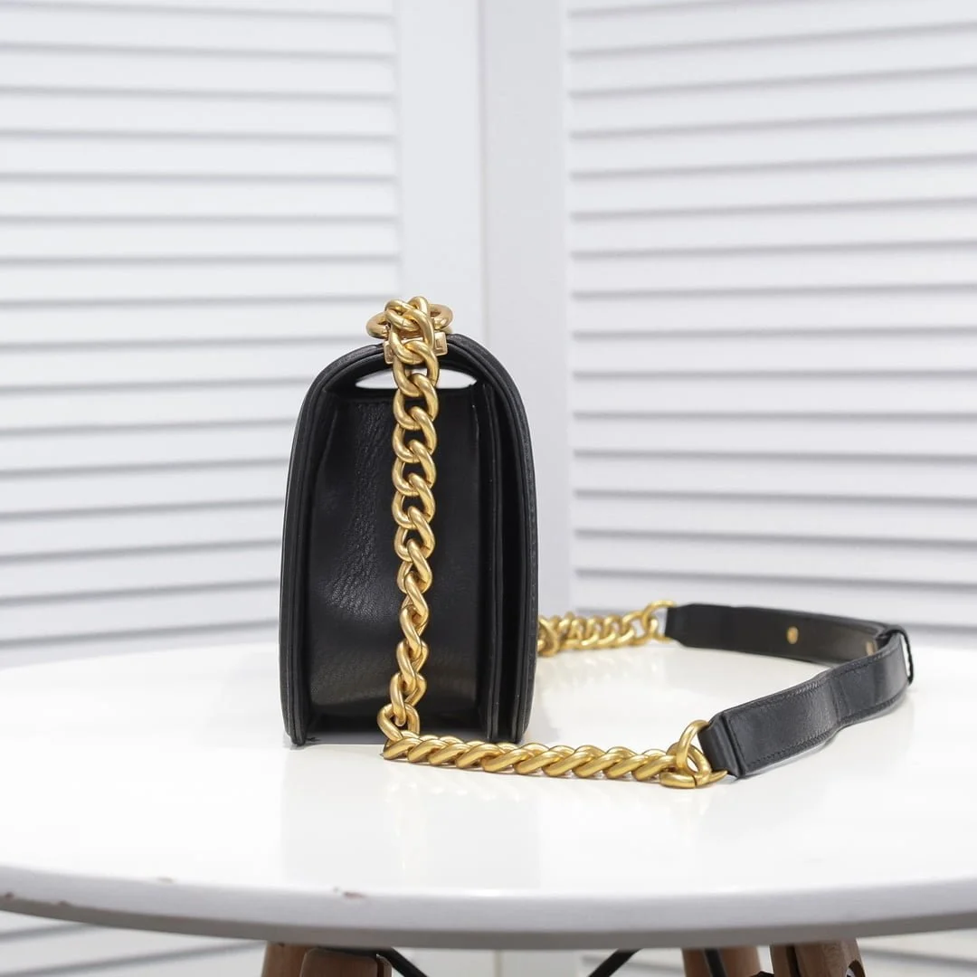 Chanel Lamb skin chain crossbody bag with gold hardware size: 25*15*9cm - LITELUX