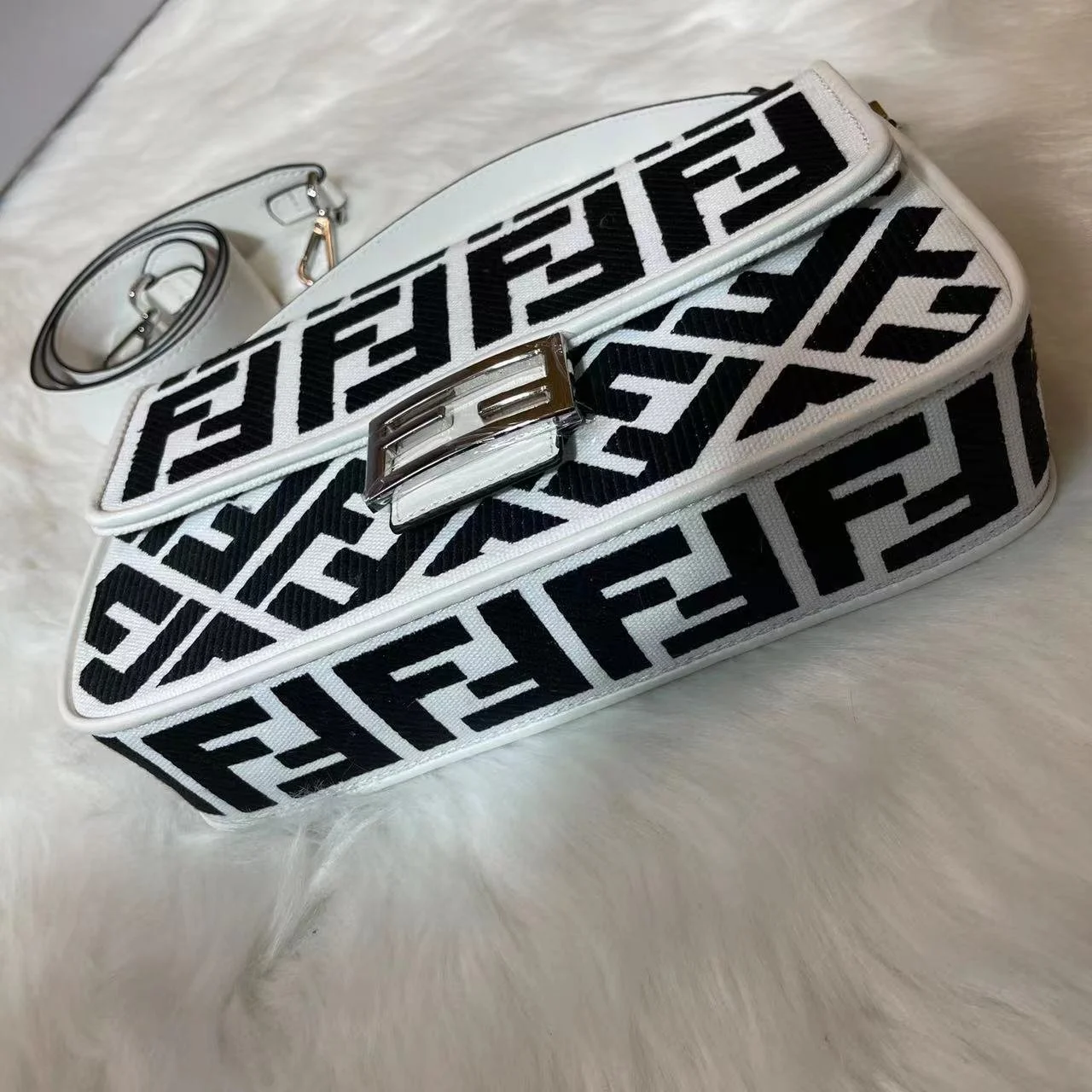 FENDI 2023 latest BAGUETTE bag with Leather strap F2029 Size:26-5-15CM - LITELUX