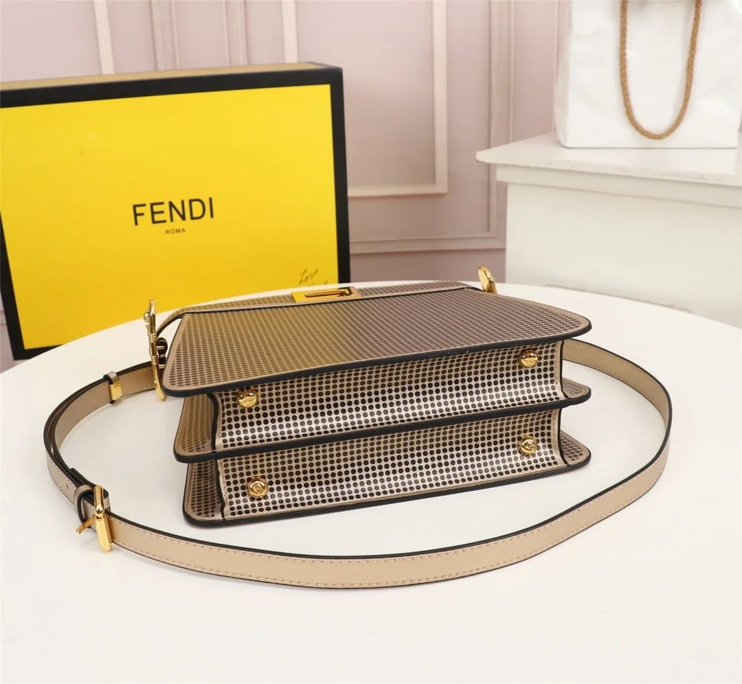 FENDI Iseeu Clip bag size:33* 24.5cm/ 24 *20cm - LITELUX
