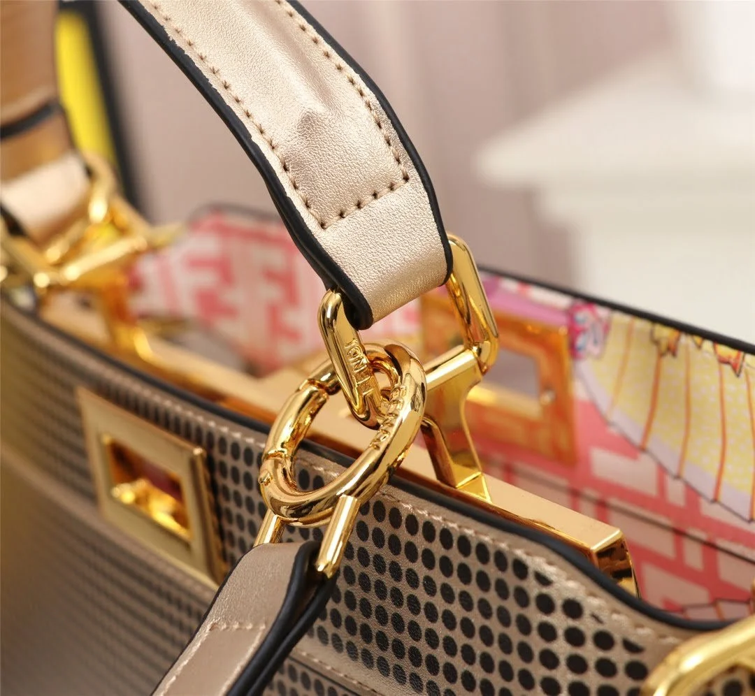 FENDI Iseeu Clip bag size:33* 24.5cm/ 24 *20cm - LITELUX