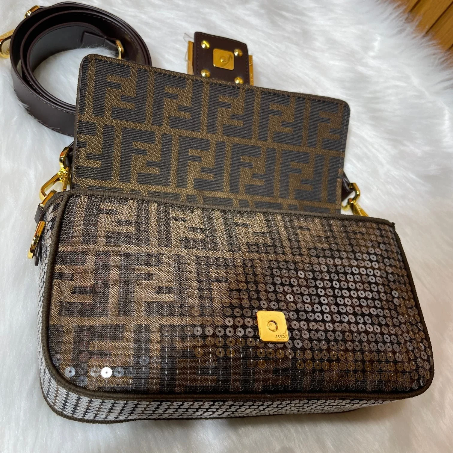 FENDI baguette bag with beads F2029 Size: 26*5*15CM - LITELUX