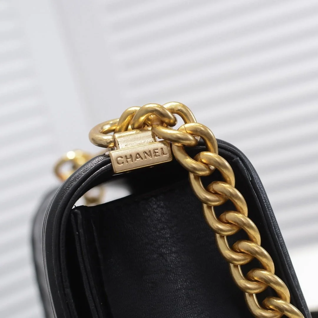 Chanel Lamb skin chain crossbody bag with gold hardware size: 25*15*9cm - LITELUX