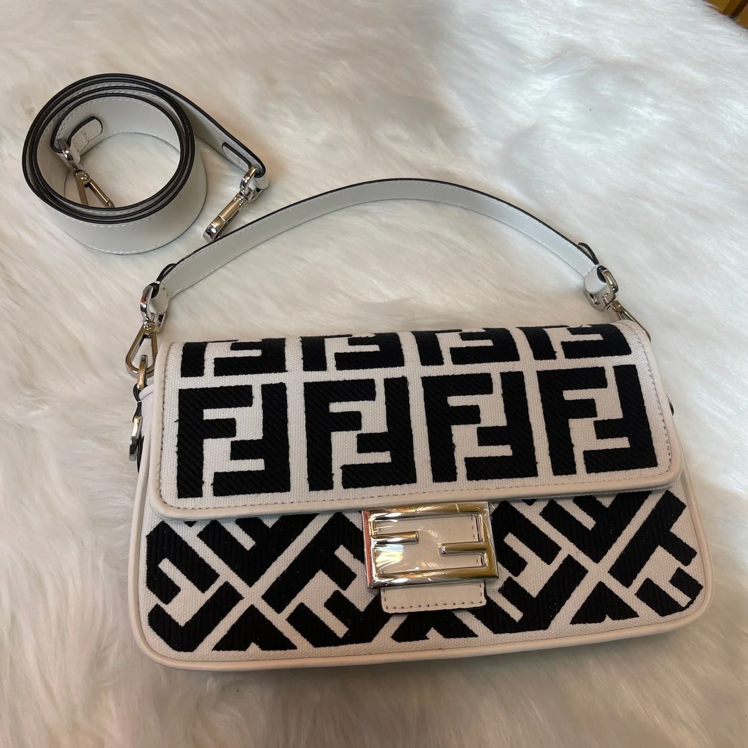 FENDI 2023 latest BAGUETTE bag with Leather strap F2029 Size:26-5-15CM - LITELUX