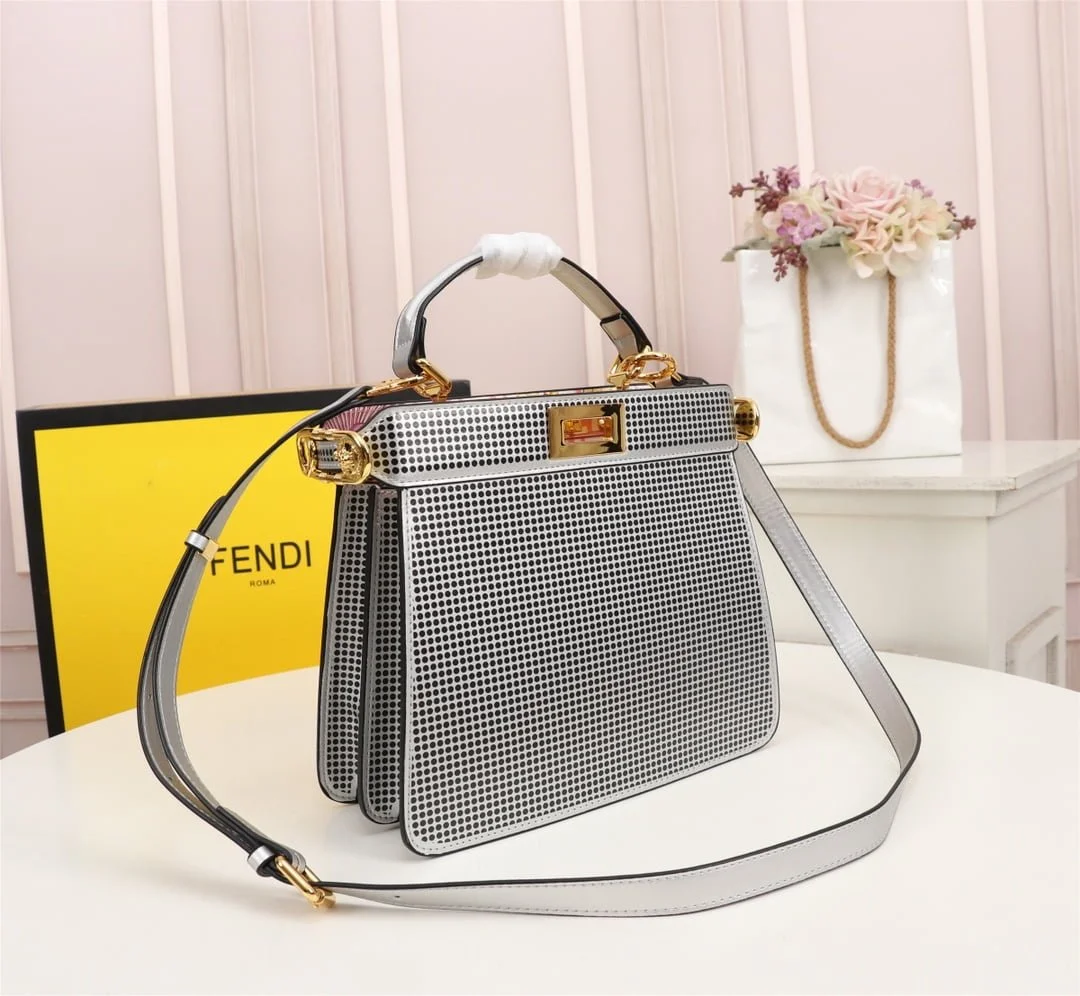 FENDI Iseeu Clip bag size:33* 24.5cm/ 24 *20cm - LITELUX