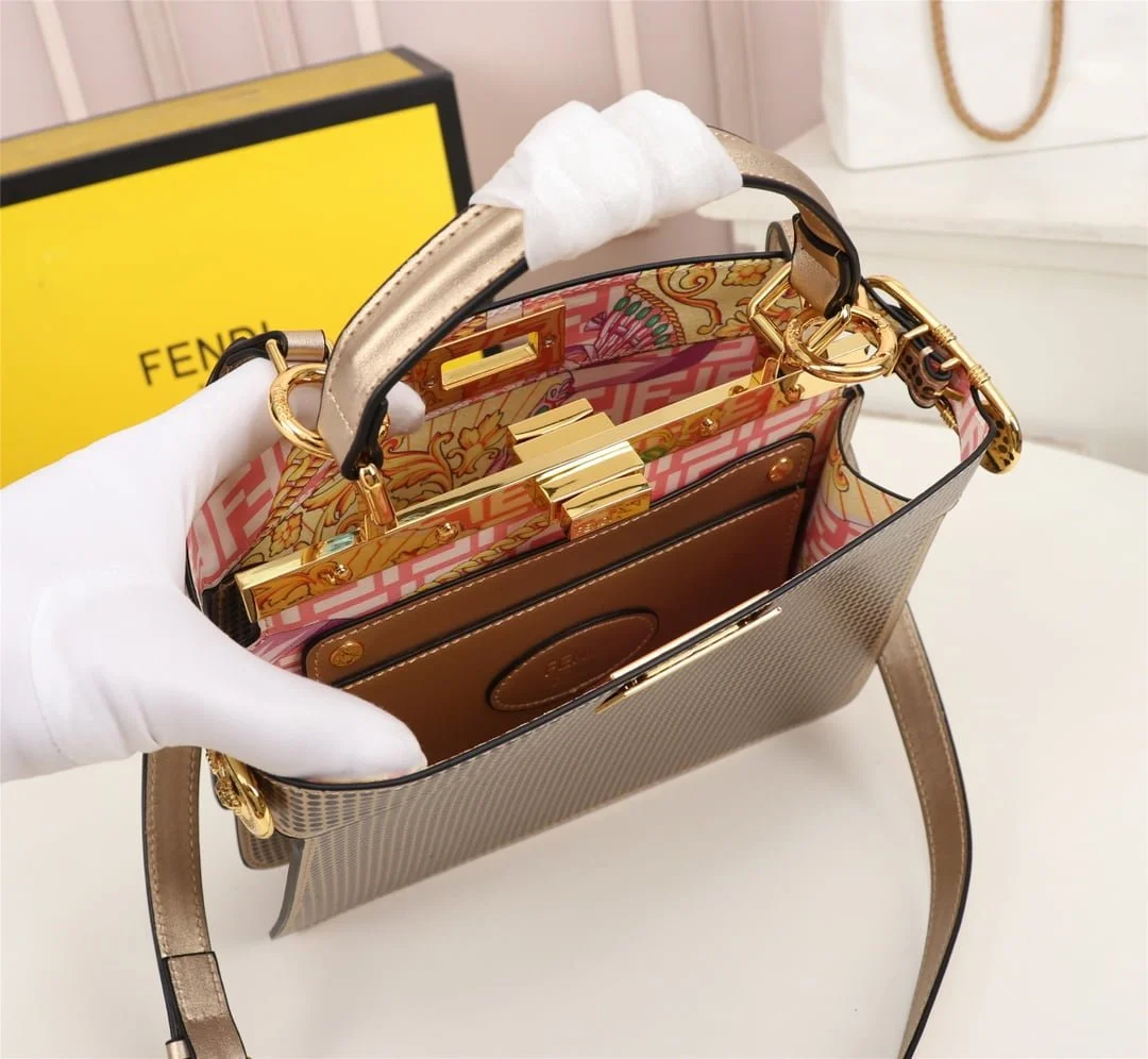 FENDI Iseeu Clip bag size:33* 24.5cm/ 24 *20cm - LITELUX