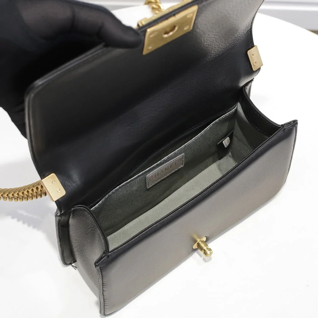 Chanel Lamb skin chain crossbody bag with gold hardware size: 25*15*9cm - LITELUX