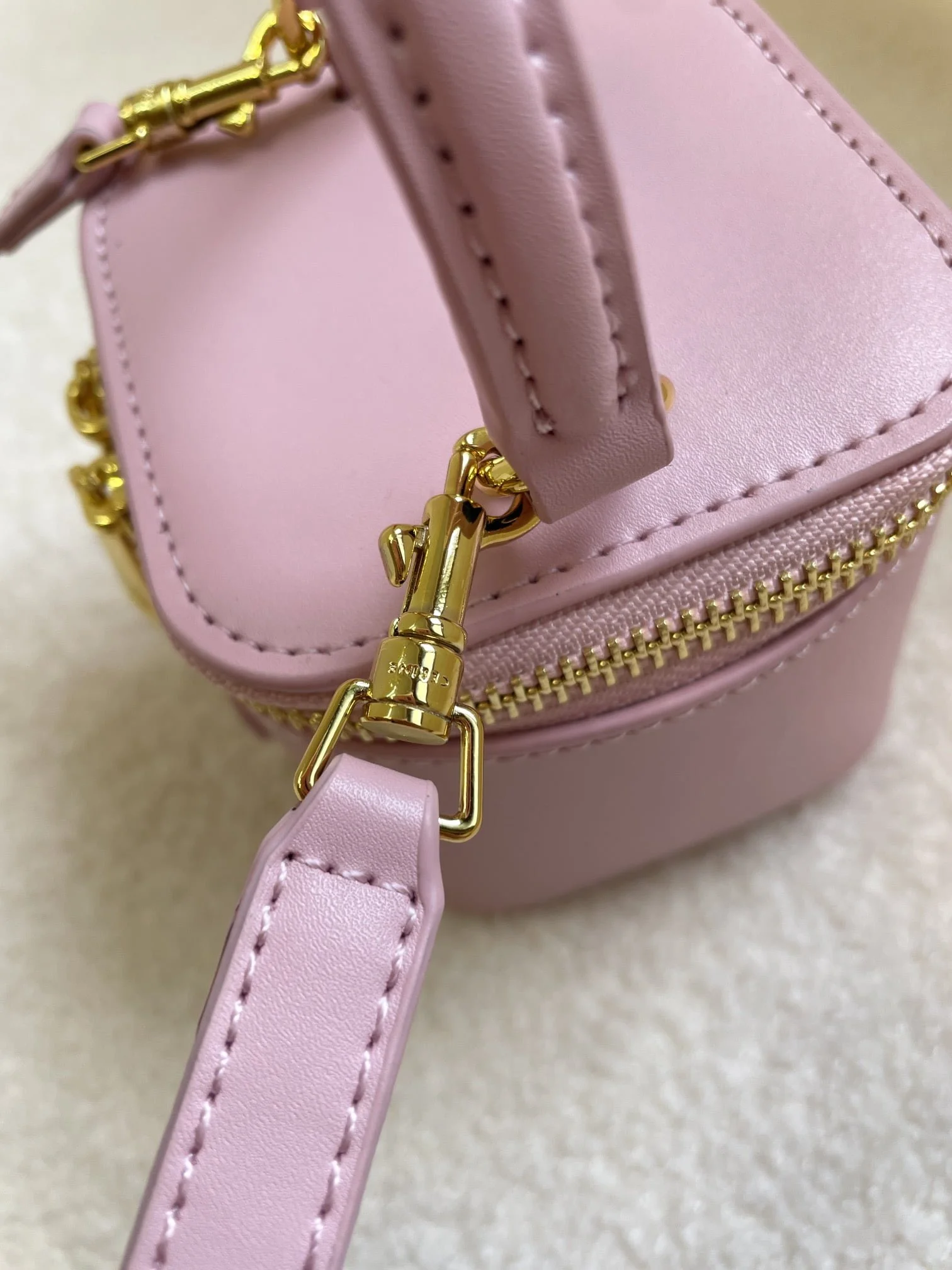 CELINE 23s Spring/Summer – Mini smooth leather makeup case Pink 8080 Size: 9.5* 8* 9cm - LITELUX
