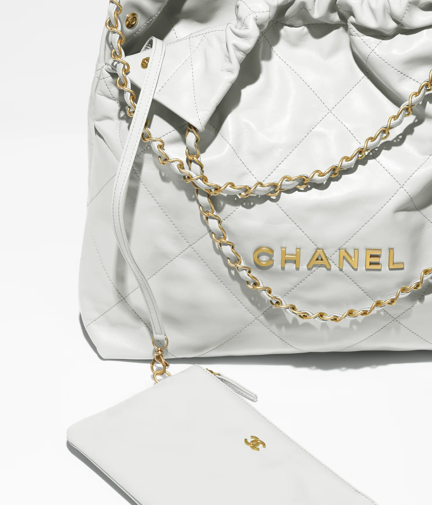 CHANEL / CHANEL 22 HANDBAG Shiny Calfskin & Gold-Tone Metal Light Blue - LITELUX