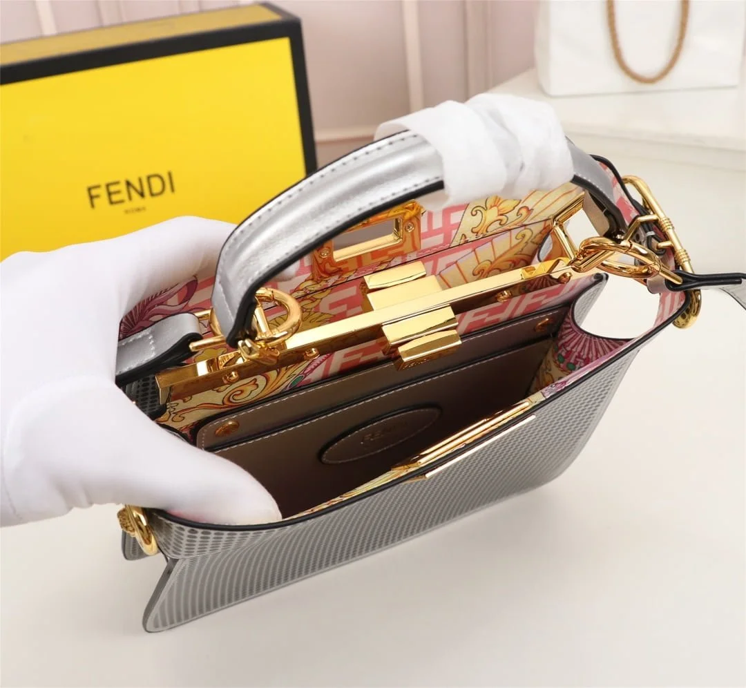 FENDI Iseeu Clip bag size:33* 24.5cm/ 24 *20cm - LITELUX