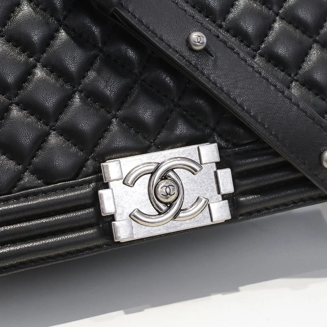Chanel Lamb skin chain crossbody bag with sliver hardware size: 25*15*9cm - LITELUX