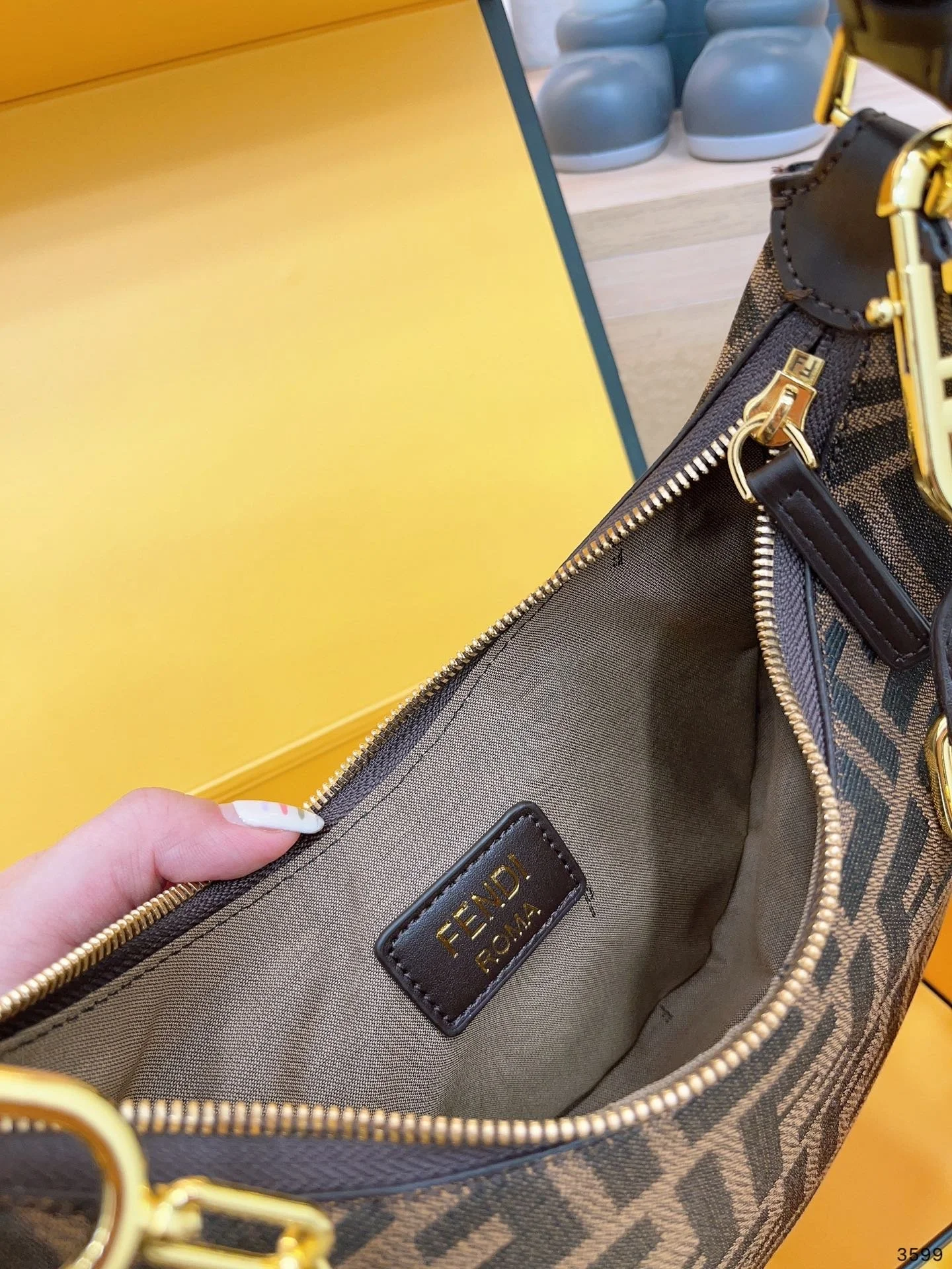 FENDI half moon bag Underarm bag with chain strap Size: 25*18cm - LITELUX