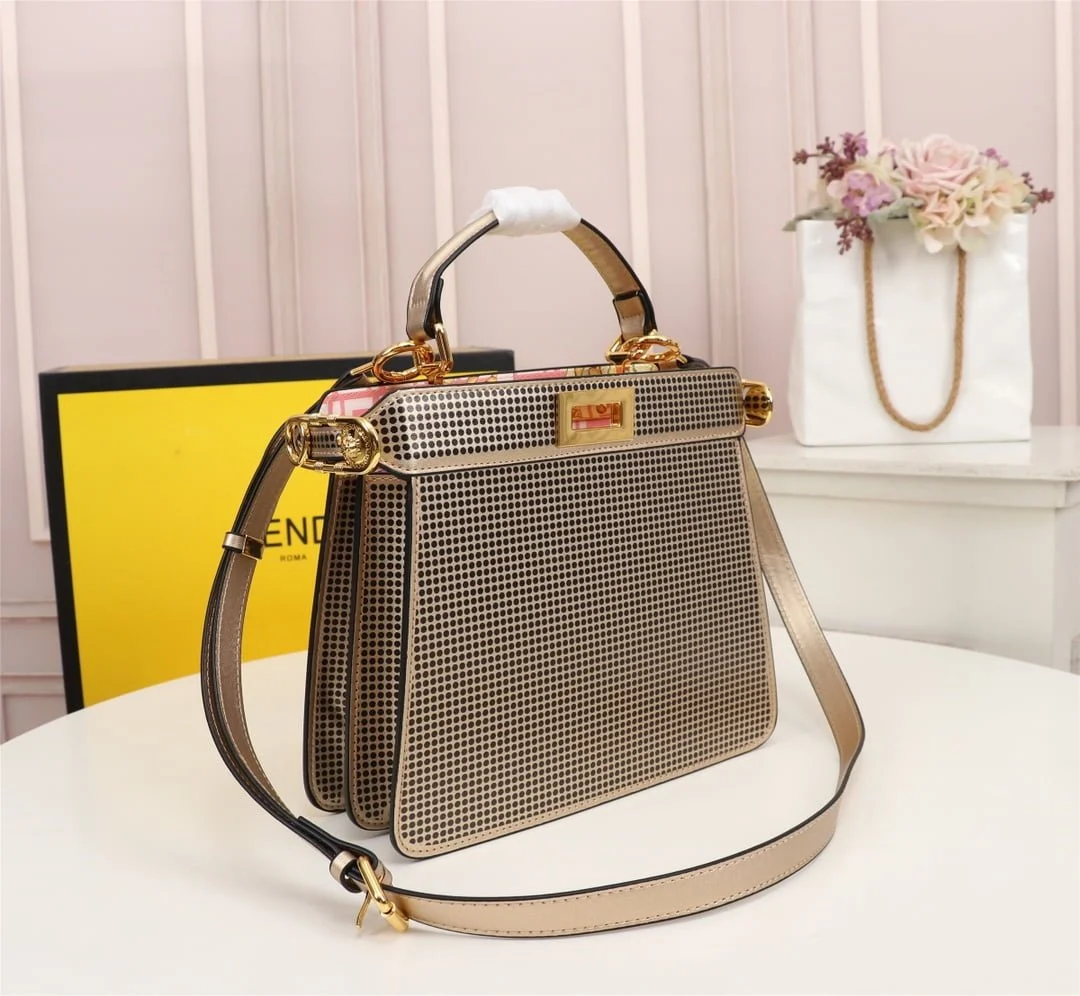 FENDI Iseeu Clip bag size:33* 24.5cm/ 24 *20cm - LITELUX
