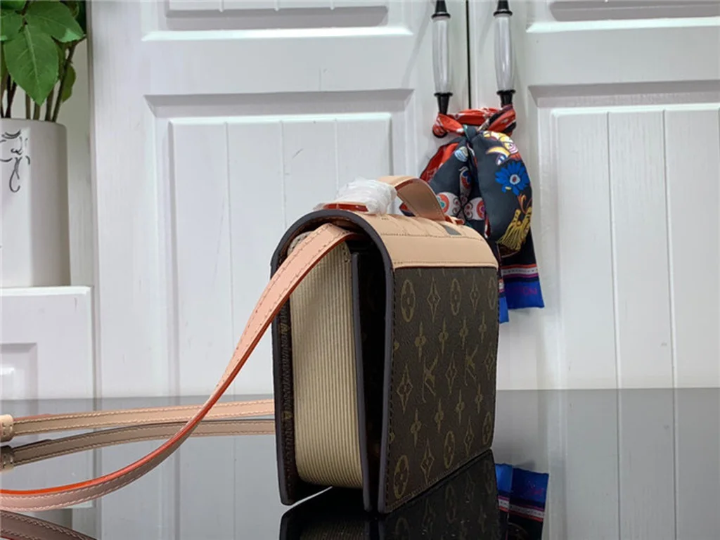 2023 Louis Vuitton Book Chain Wallet Bag M81831 - LITELUX