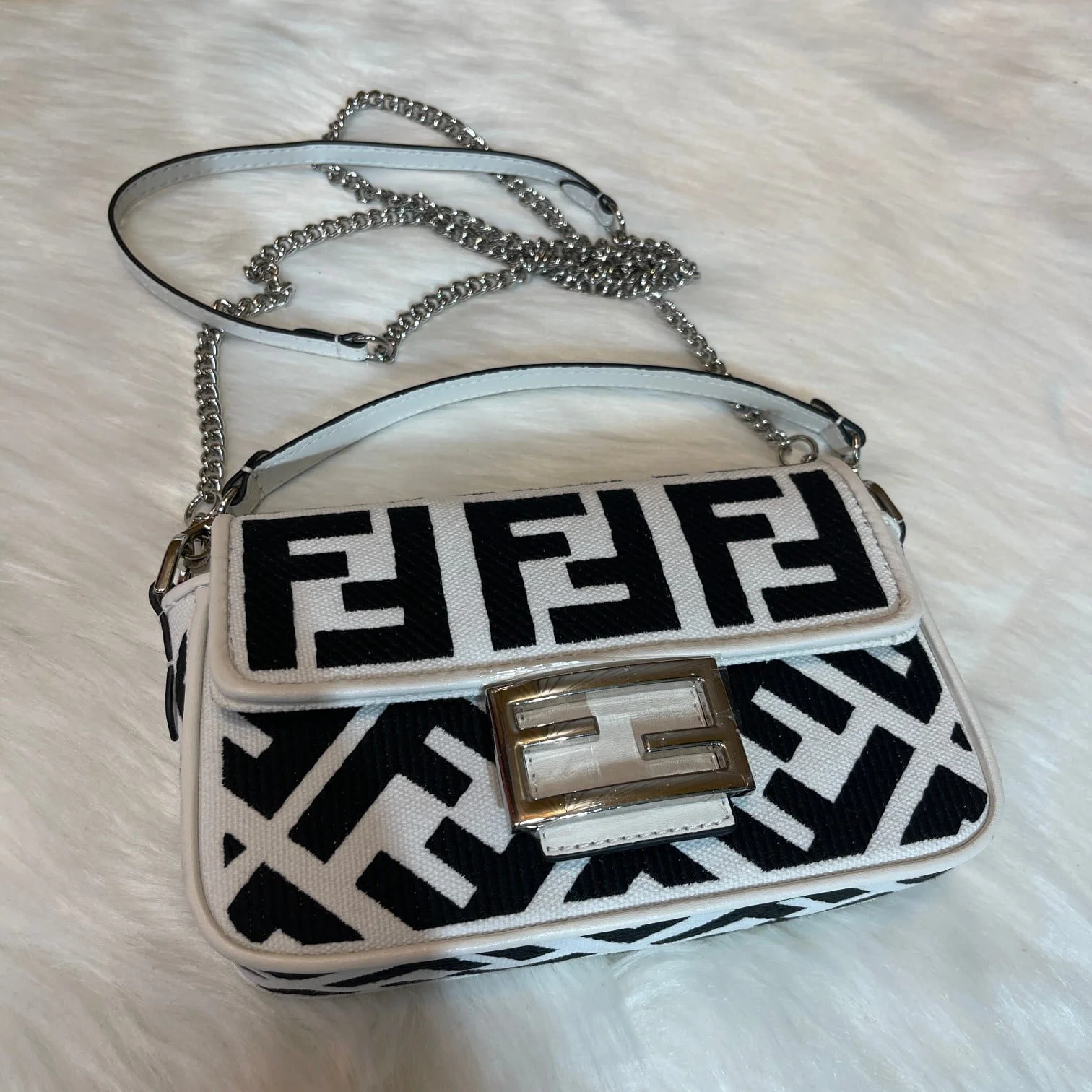FENDI 2023 latest BAGUETTE bag with Chain strap F2029 Size:19-5-15CM - LITELUX
