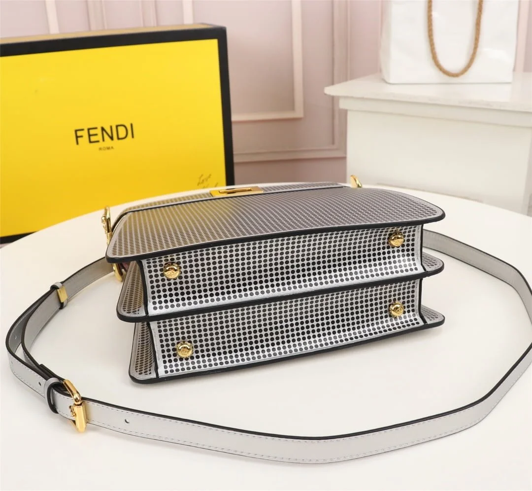 FENDI Iseeu Clip bag size:33* 24.5cm/ 24 *20cm - LITELUX