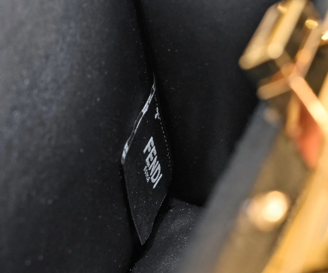 FENDI Peekaboo Black 23ss 335 Size: 20*15cm - LITELUX