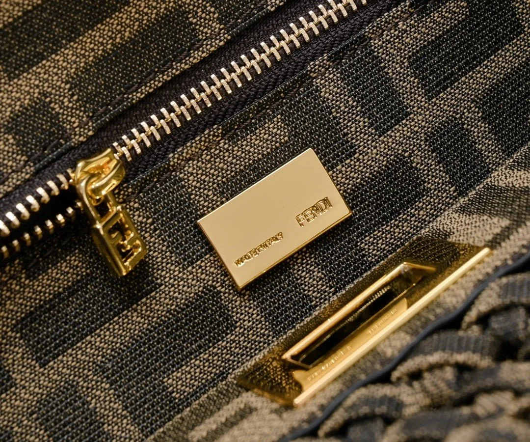 FENDI peekaboo knit Classic handbag 0363 Size: 23*7*18cm - LITELUX