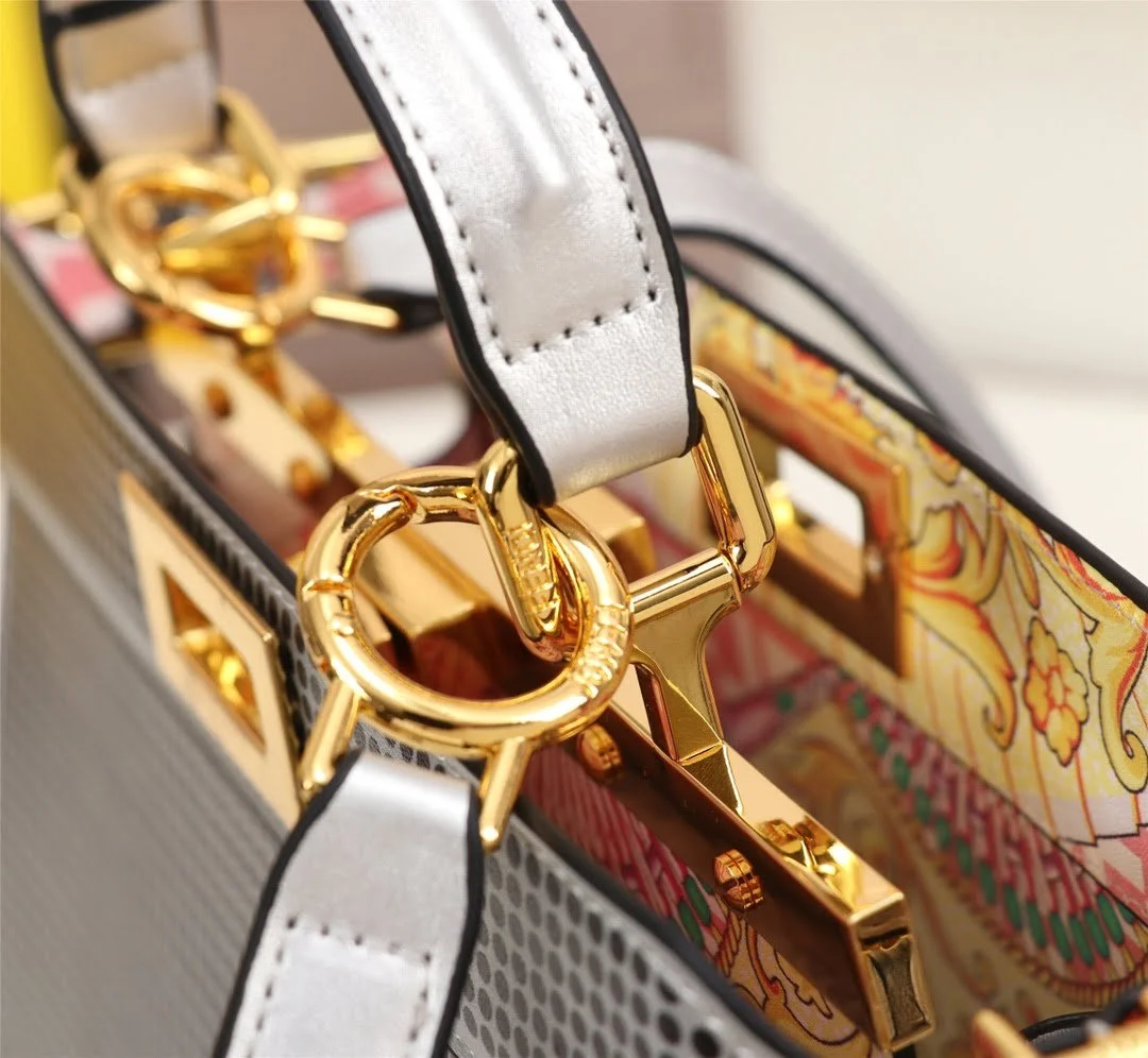 FENDI Iseeu Clip bag size:33* 24.5cm/ 24 *20cm - LITELUX