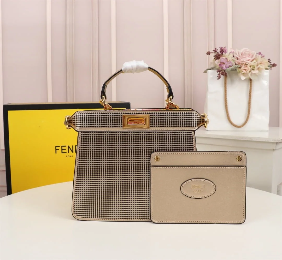 FENDI Iseeu Clip bag size:33* 24.5cm/ 24 *20cm - LITELUX
