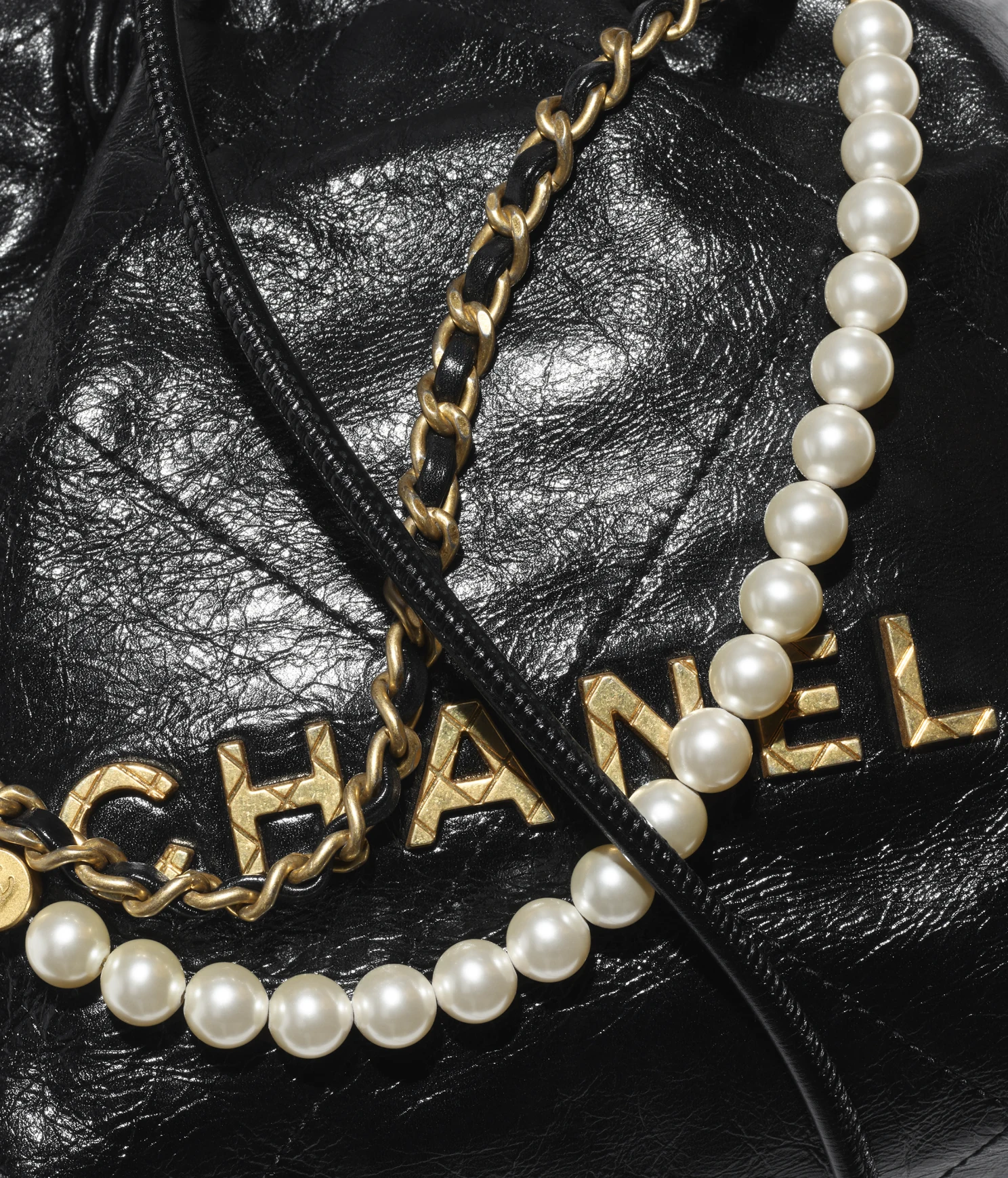 CHANEL / CHANEL 22 MINI HANDBAG Shiny Crumpled Calfskin & Gold-Tone Metal Black Ref. AS3980 B10672 94305 - LITELUX