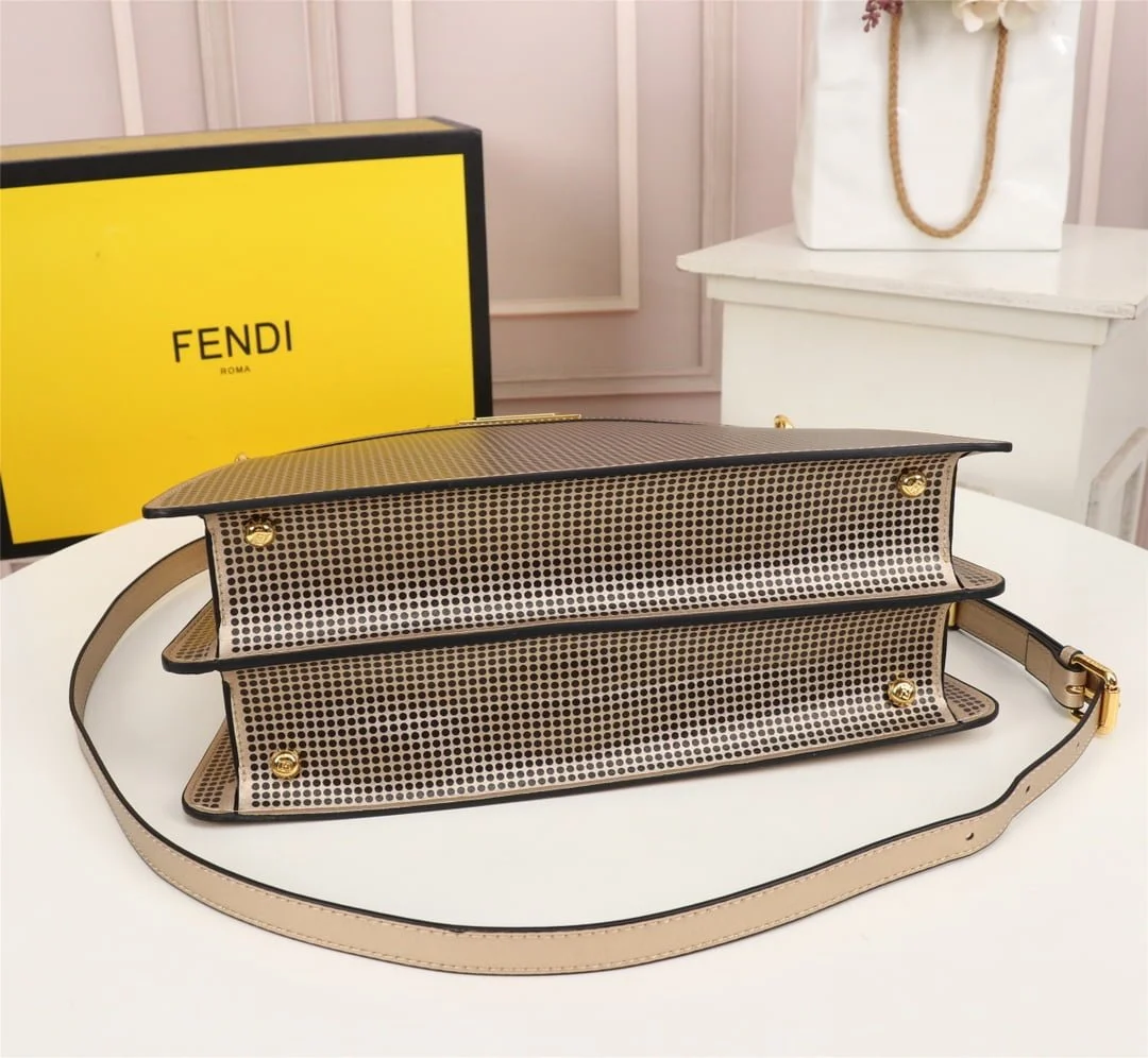 FENDI Iseeu Clip bag size:33* 24.5cm/ 24 *20cm - LITELUX