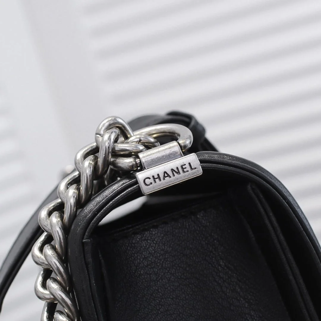 Chanel Lamb skin chain crossbody bag with sliver hardware size: 25*15*9cm - LITELUX