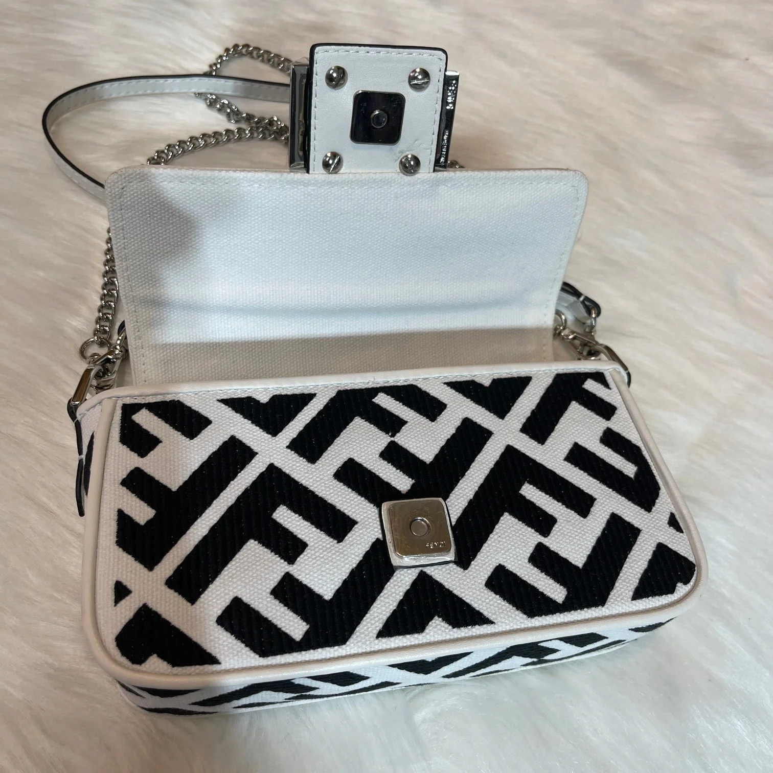 FENDI 2023 latest BAGUETTE bag with Chain strap F2029 Size:19-5-15CM - LITELUX