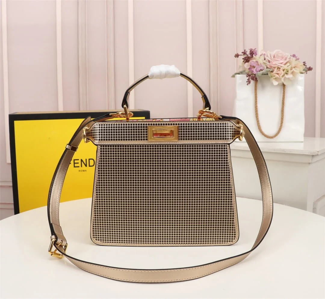 FENDI Iseeu Clip bag size:33* 24.5cm/ 24 *20cm - LITELUX
