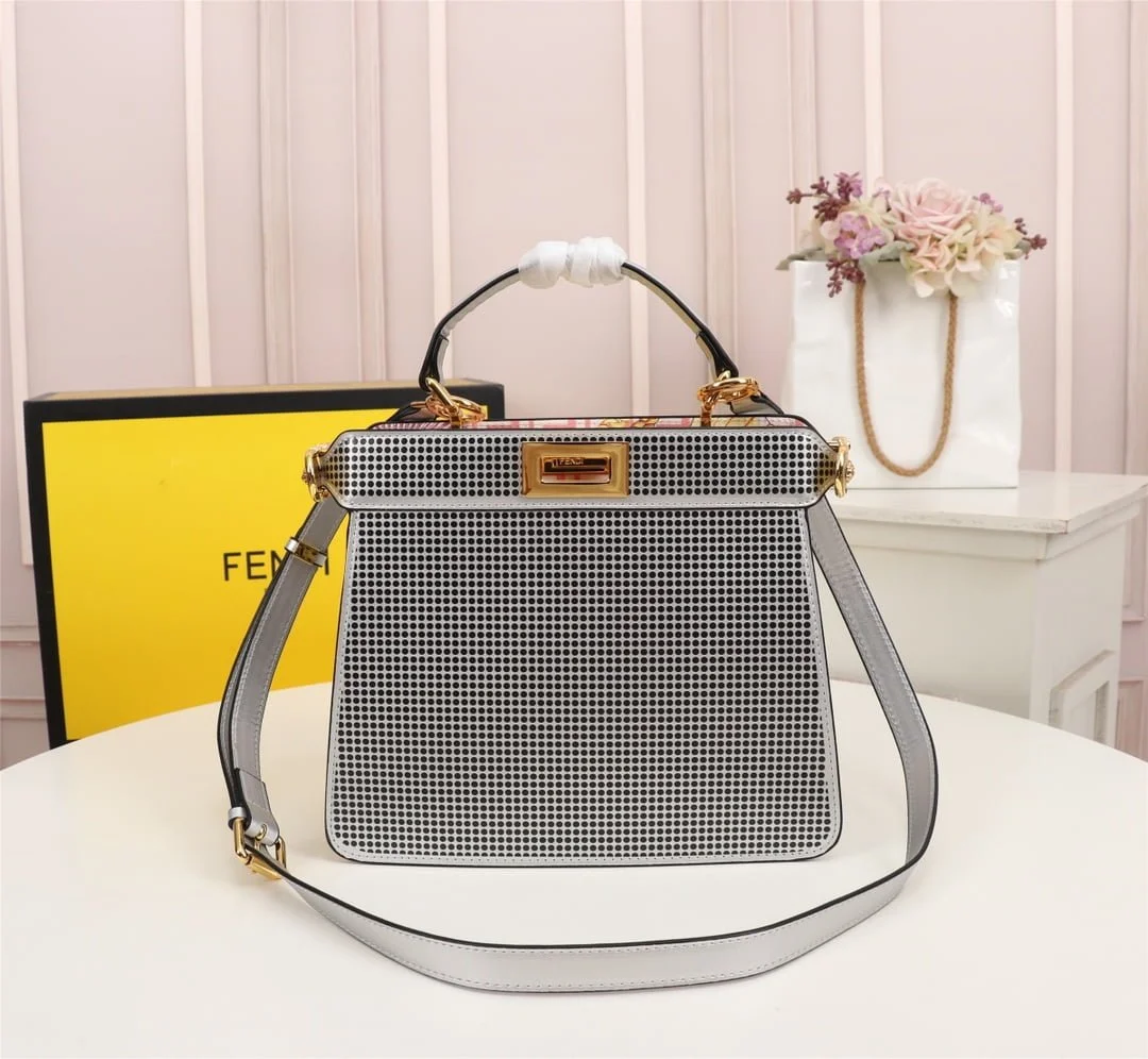 FENDI Iseeu Clip bag size:33* 24.5cm/ 24 *20cm - LITELUX
