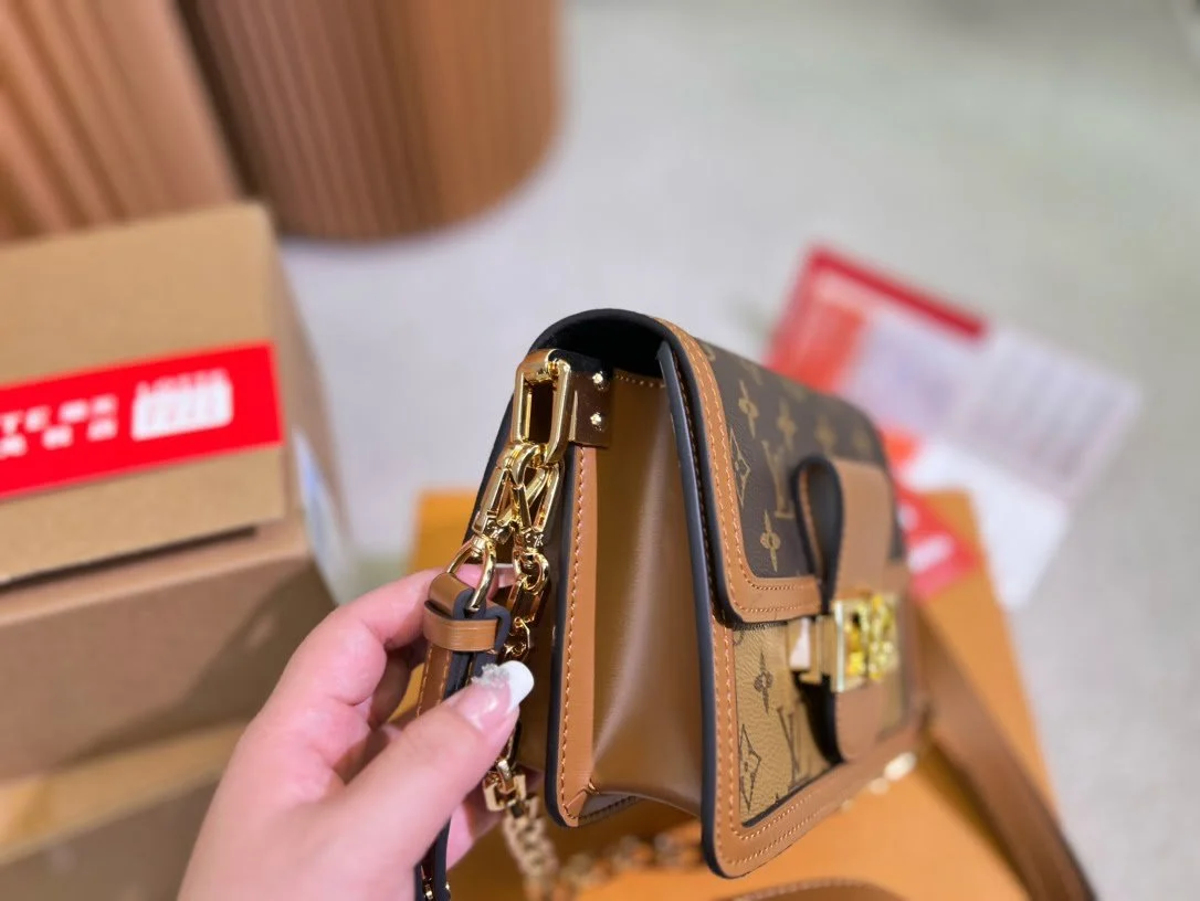 Louis Vuitton / LV Classic Daphne with chain ➕ belt strap Size :20cm/25cm - LITELUX