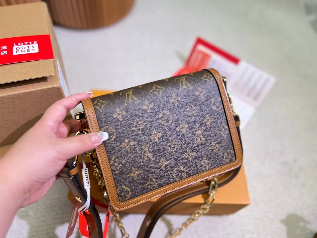 Louis Vuitton / LV Classic Daphne with chain ➕ belt strap Size :20cm/25cm - LITELUX