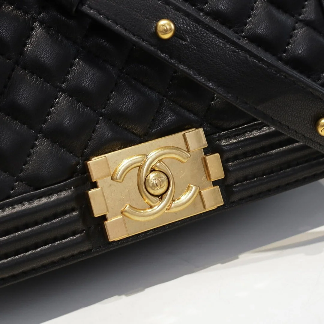 Chanel Lamb skin chain crossbody bag with gold hardware size: 25*15*9cm - LITELUX