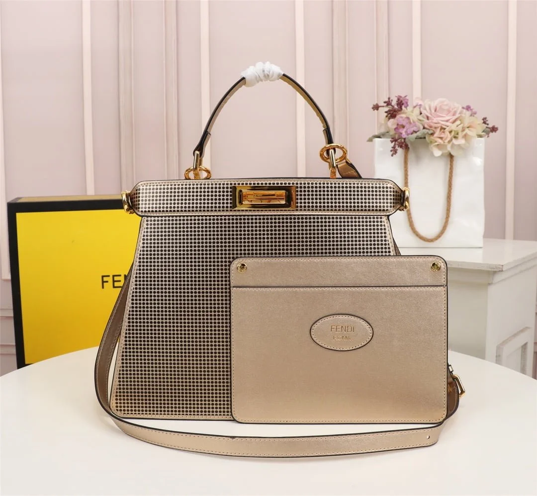FENDI Iseeu Clip bag size:33* 24.5cm/ 24 *20cm - LITELUX