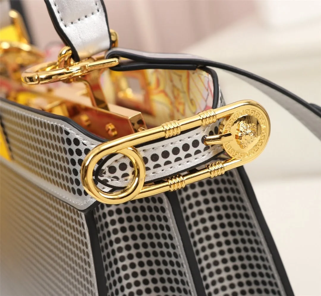 FENDI Iseeu Clip bag size:33* 24.5cm/ 24 *20cm - LITELUX