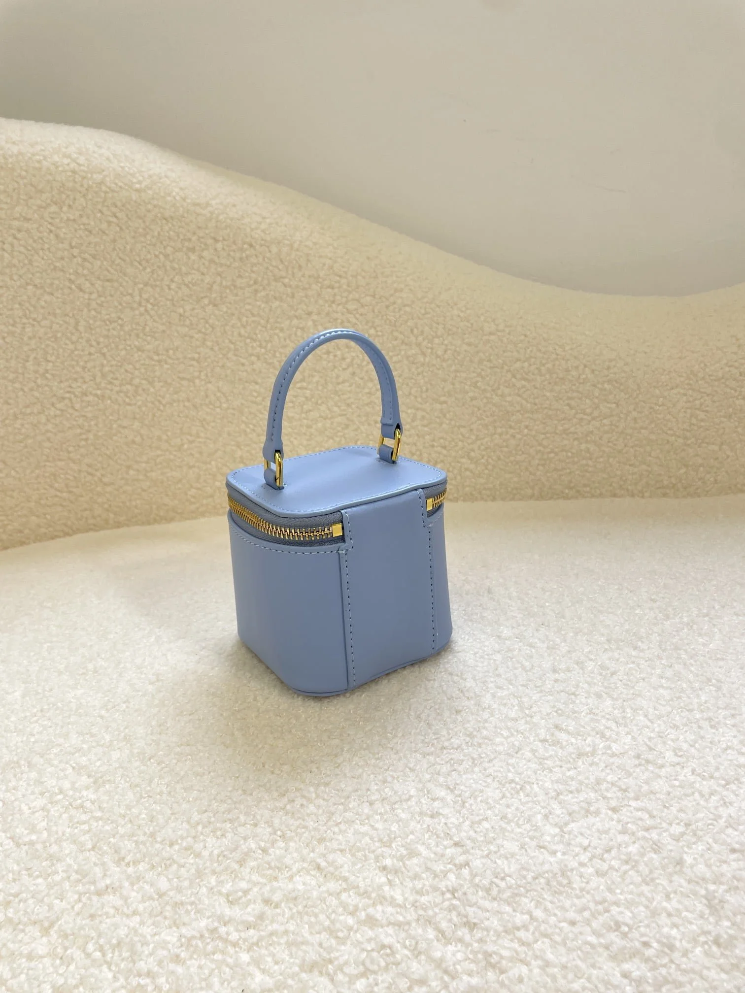 CELINE 23s Spring/Summer – Mini smooth leather makeup case Blue 8080 Size: 9.5* 8* 9cm - LITELUX