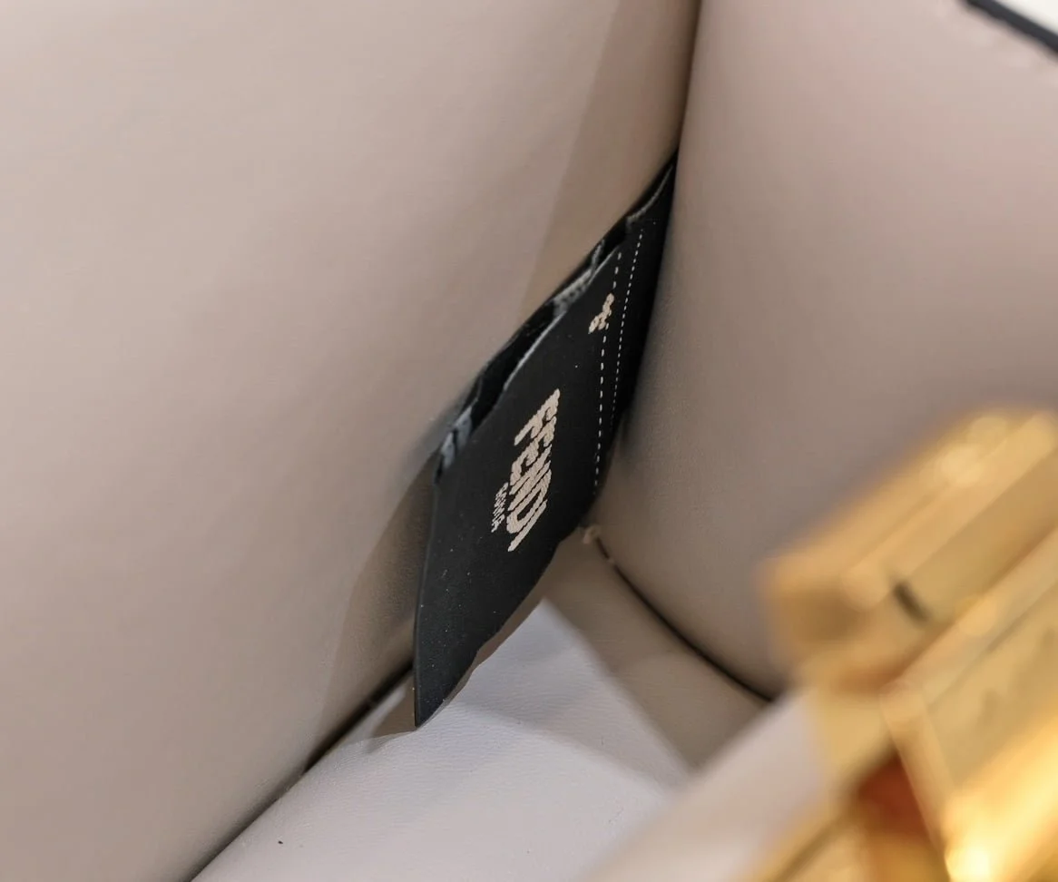 FENDI Peekaboo Cream White 23ss 335 Size: 20*15cm - LITELUX