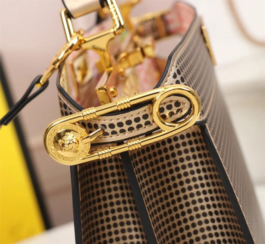 FENDI Iseeu Clip bag size:33* 24.5cm/ 24 *20cm - LITELUX