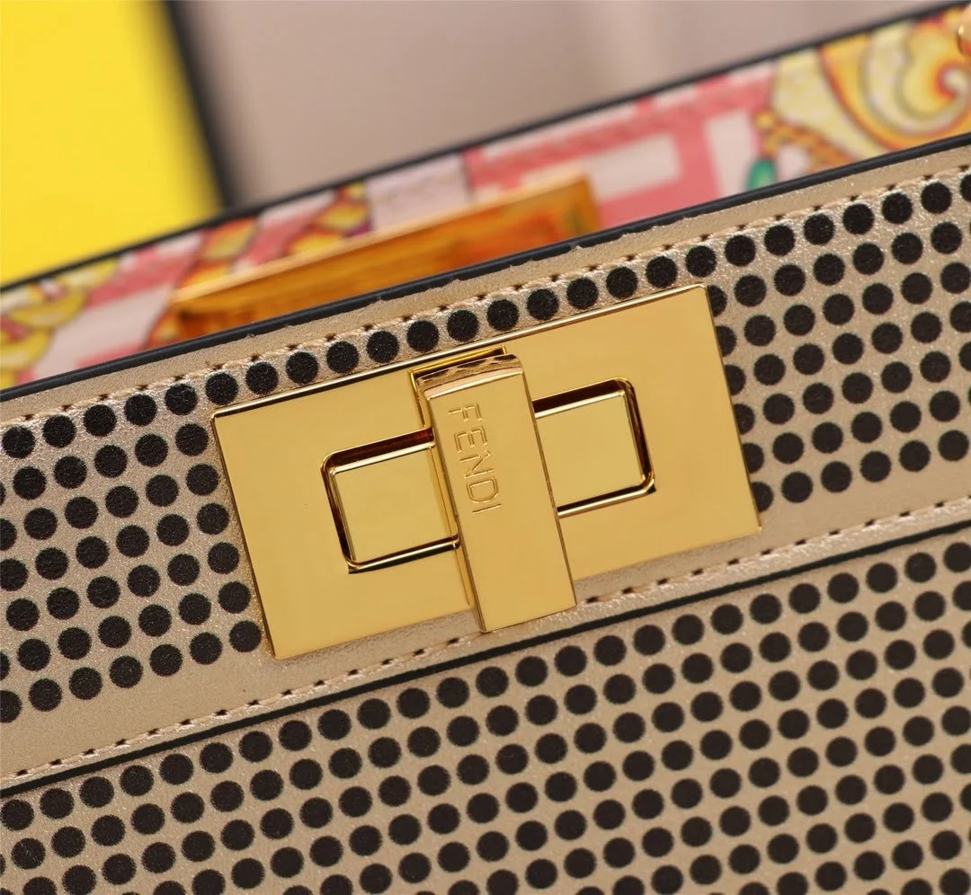 FENDI Iseeu Clip bag size:33* 24.5cm/ 24 *20cm - LITELUX