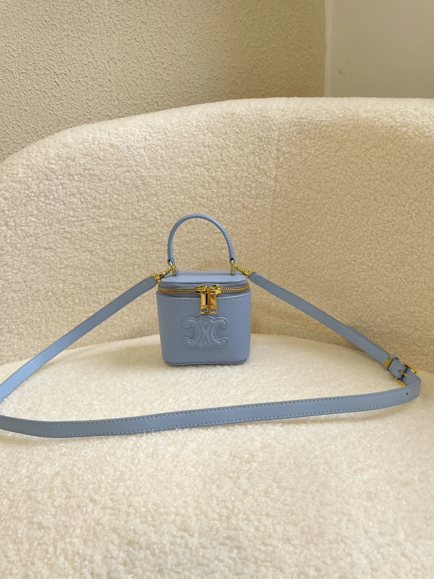 CELINE 23s Spring/Summer – Mini smooth leather makeup case Blue 8080 Size: 9.5* 8* 9cm - LITELUX