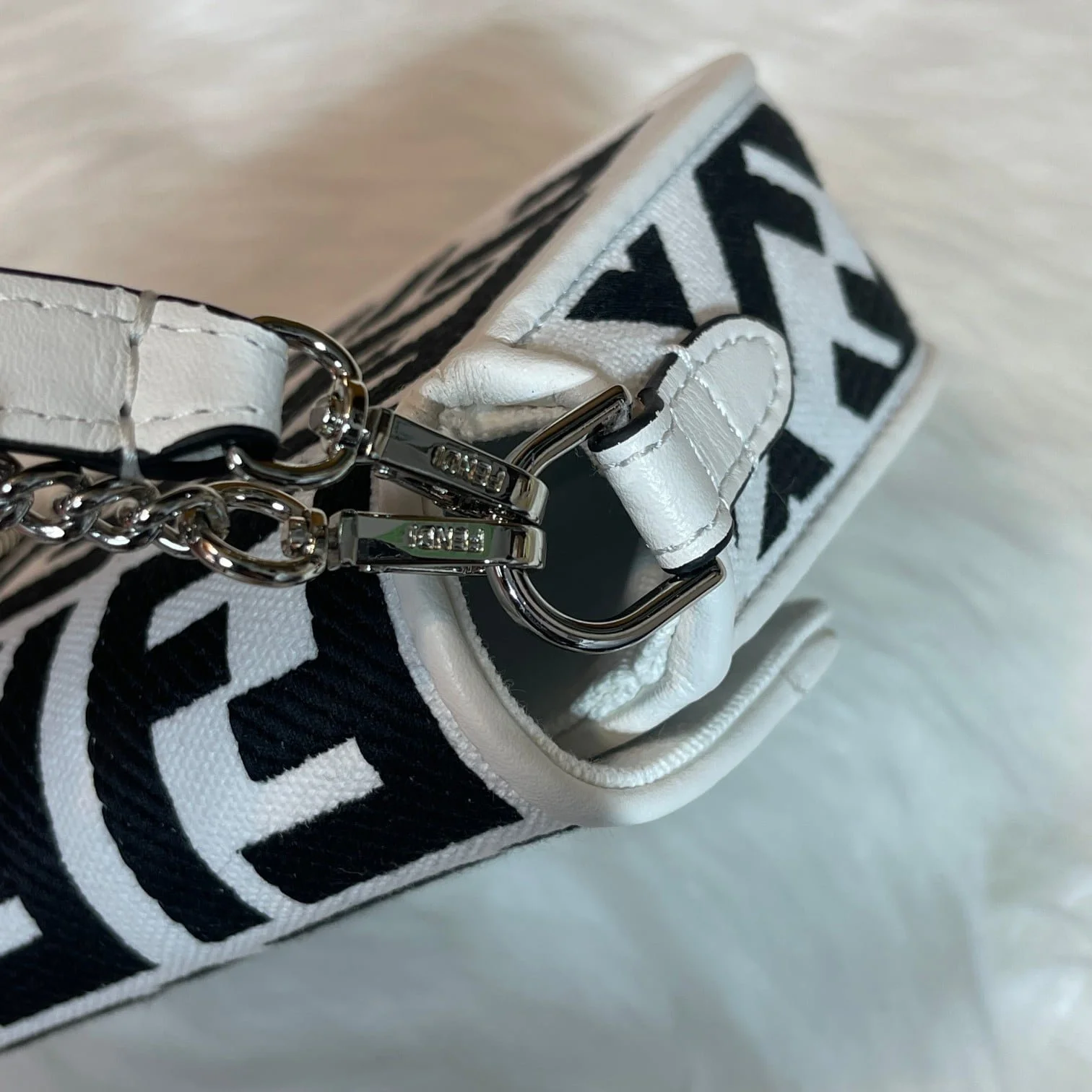 FENDI 2023 latest BAGUETTE bag with Chain strap F2029 Size:19-5-15CM - LITELUX