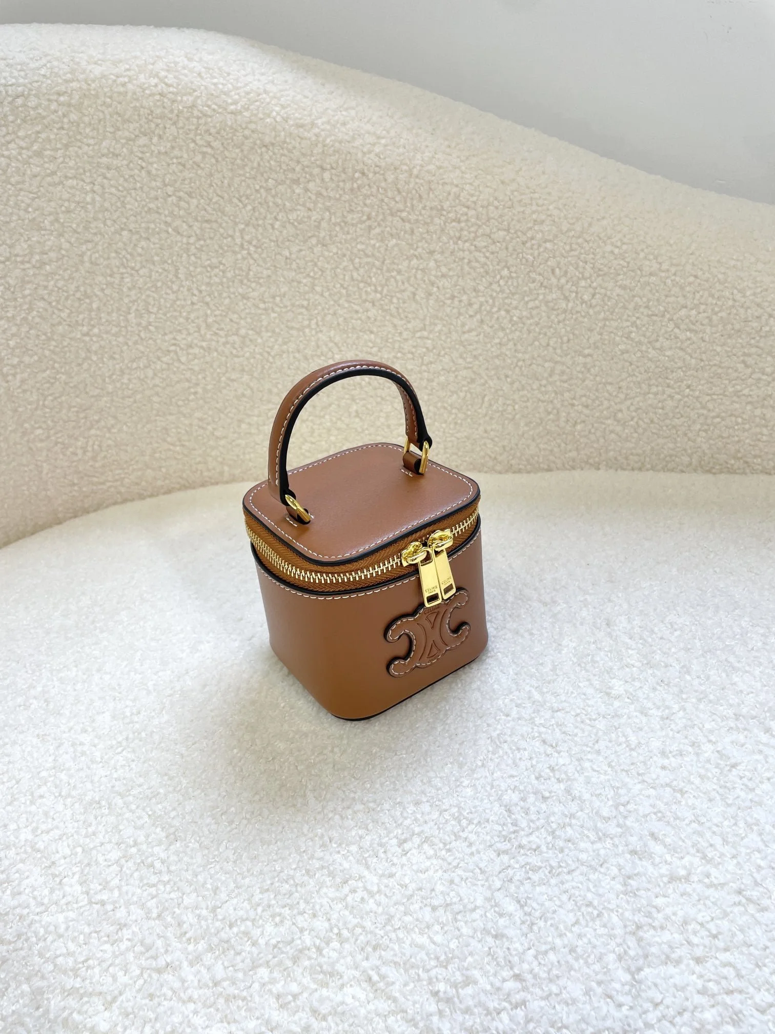 CELINE 23s Spring/Summer – Mini smooth leather makeup case brown 8080 Size: 9.5* 8* 9cm - LITELUX