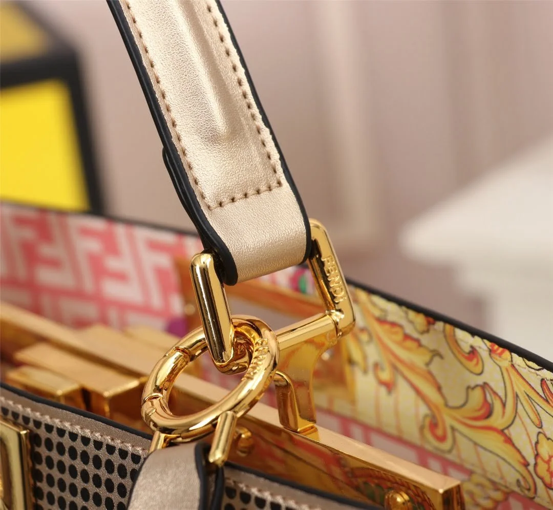 FENDI Iseeu Clip bag size:33* 24.5cm/ 24 *20cm - LITELUX