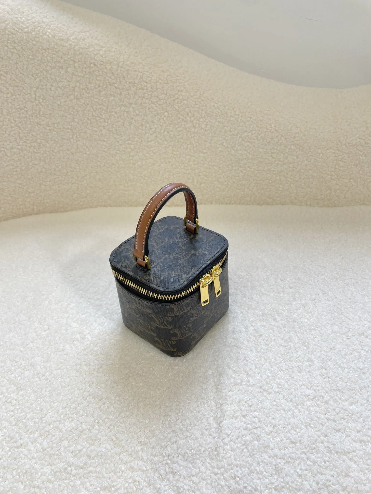 CELINE 23s Spring/Summer – Mini smooth leather makeup case Presbyopia pattern 8080 Size: 9.5* 8* 9cm - LITELUX