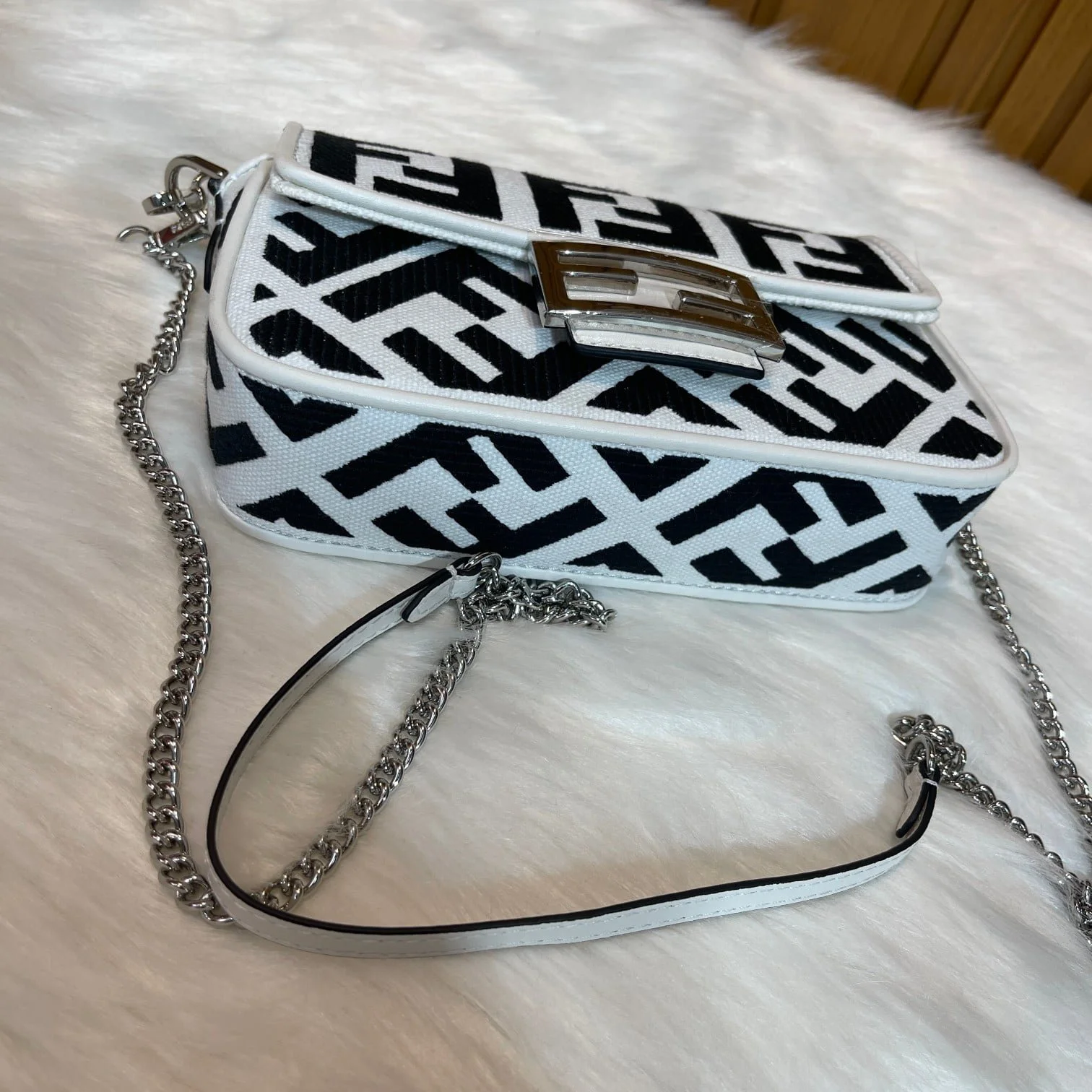 FENDI 2023 latest BAGUETTE bag with Chain strap F2029 Size:19-5-15CM - LITELUX