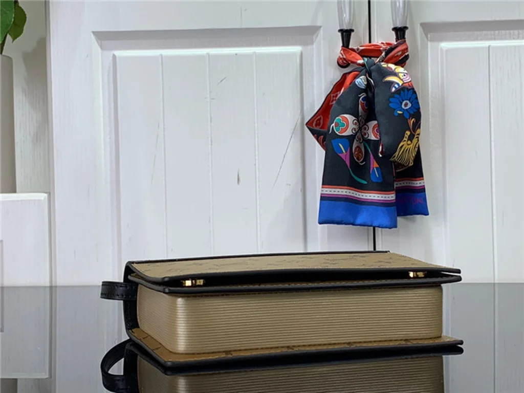 2023 Louis Vuitton Book Chain Wallet Bag M81830 - LITELUX