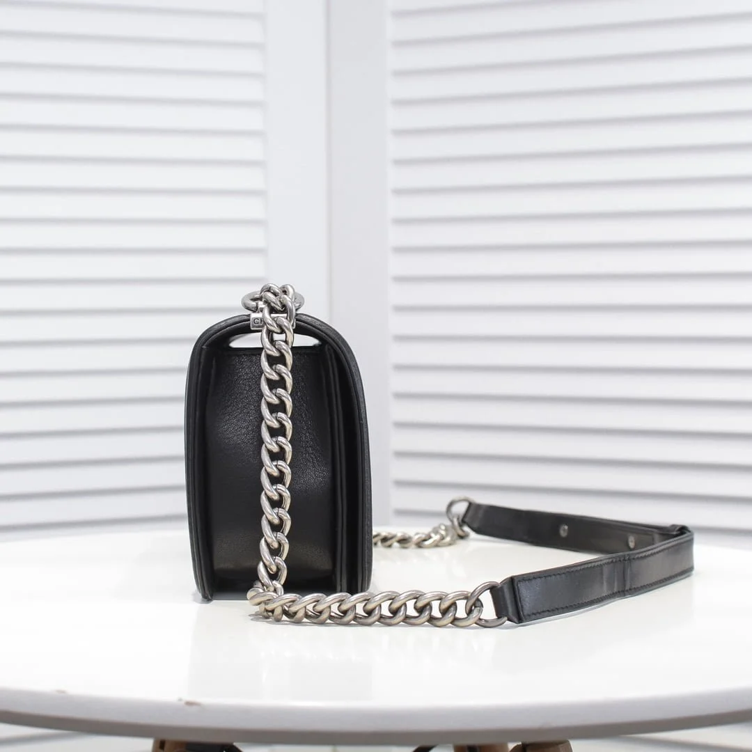 Chanel Lamb skin chain crossbody bag with sliver hardware size: 25*15*9cm - LITELUX