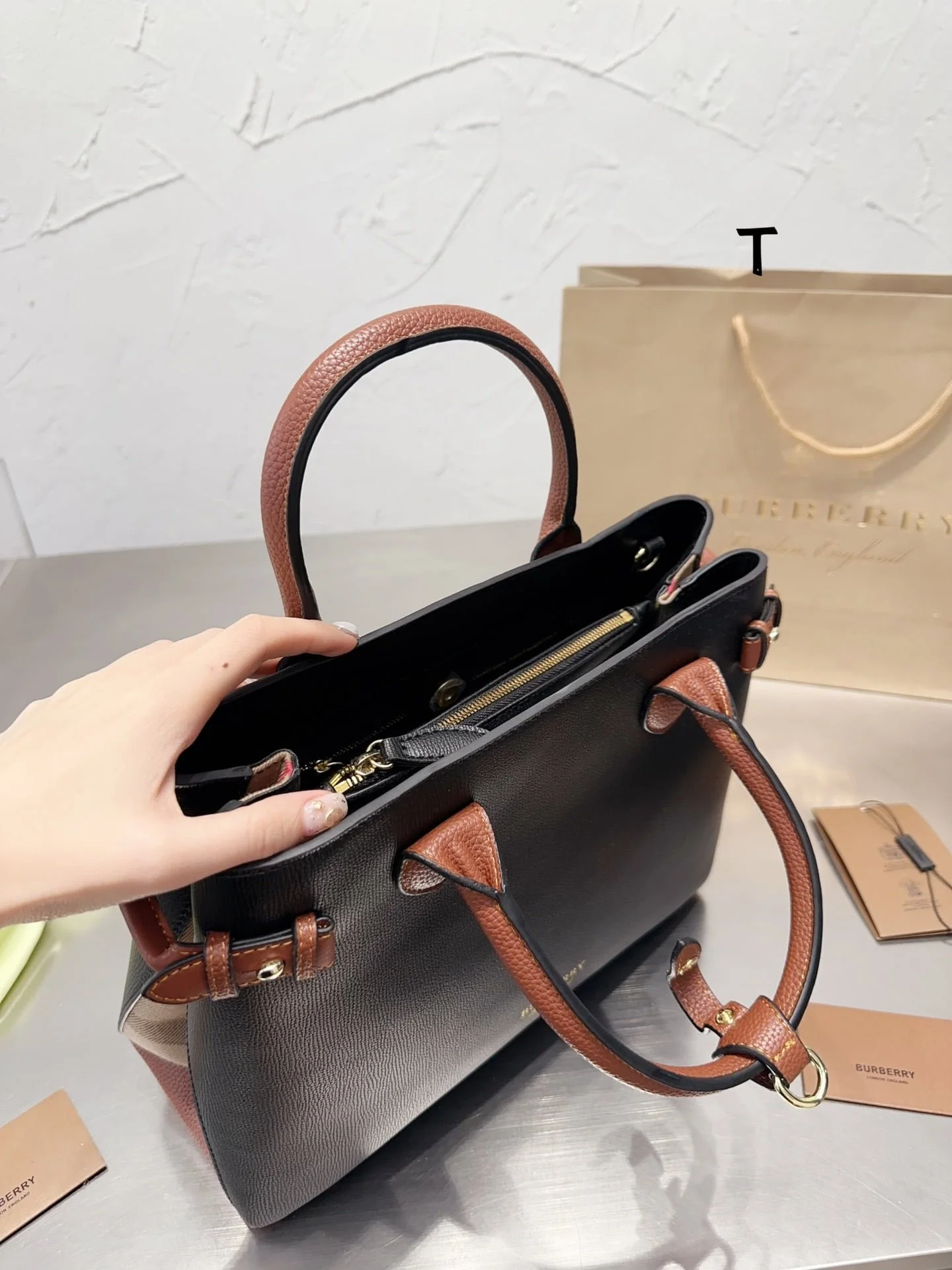 Burberry Tote handbag size:  33 26cm - LITELUX