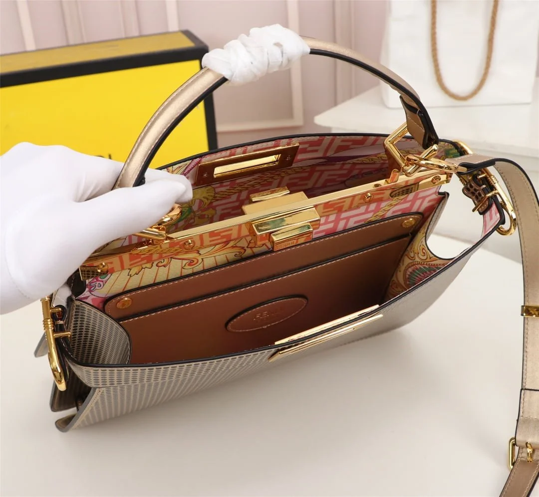 FENDI Iseeu Clip bag size:33* 24.5cm/ 24 *20cm - LITELUX