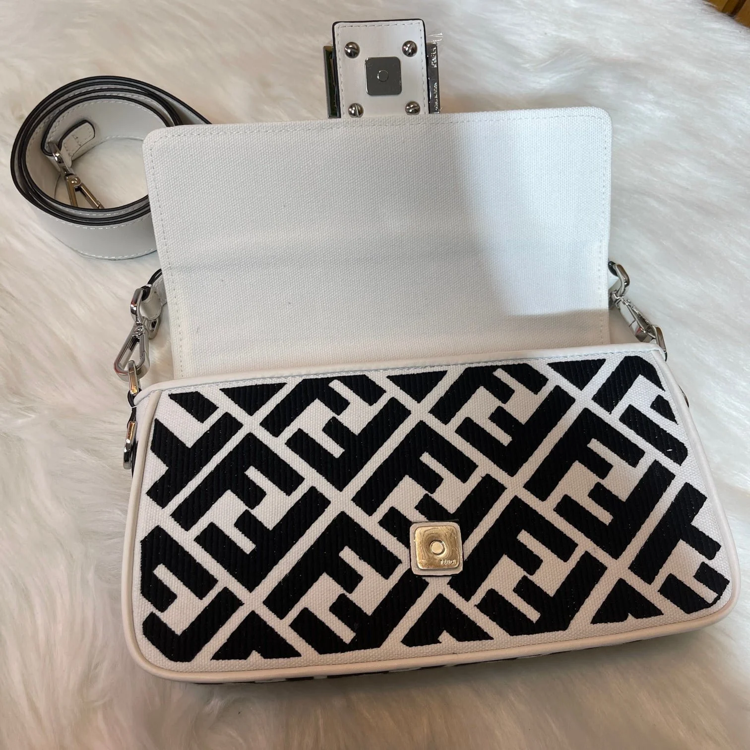 FENDI 2023 latest BAGUETTE bag with Leather strap F2029 Size:26-5-15CM - LITELUX