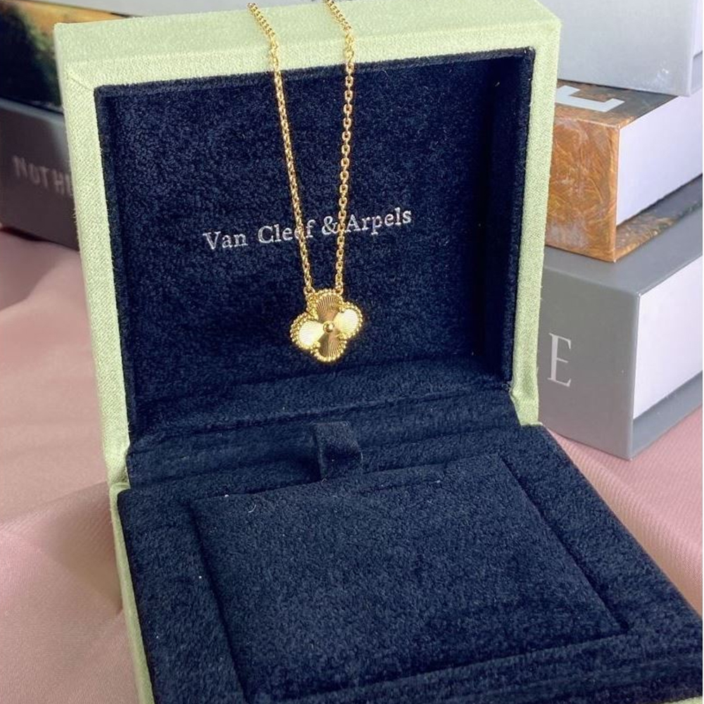 Van Cleef & Arpels Vca Floral Shape Necklace Pendant - LITELUX